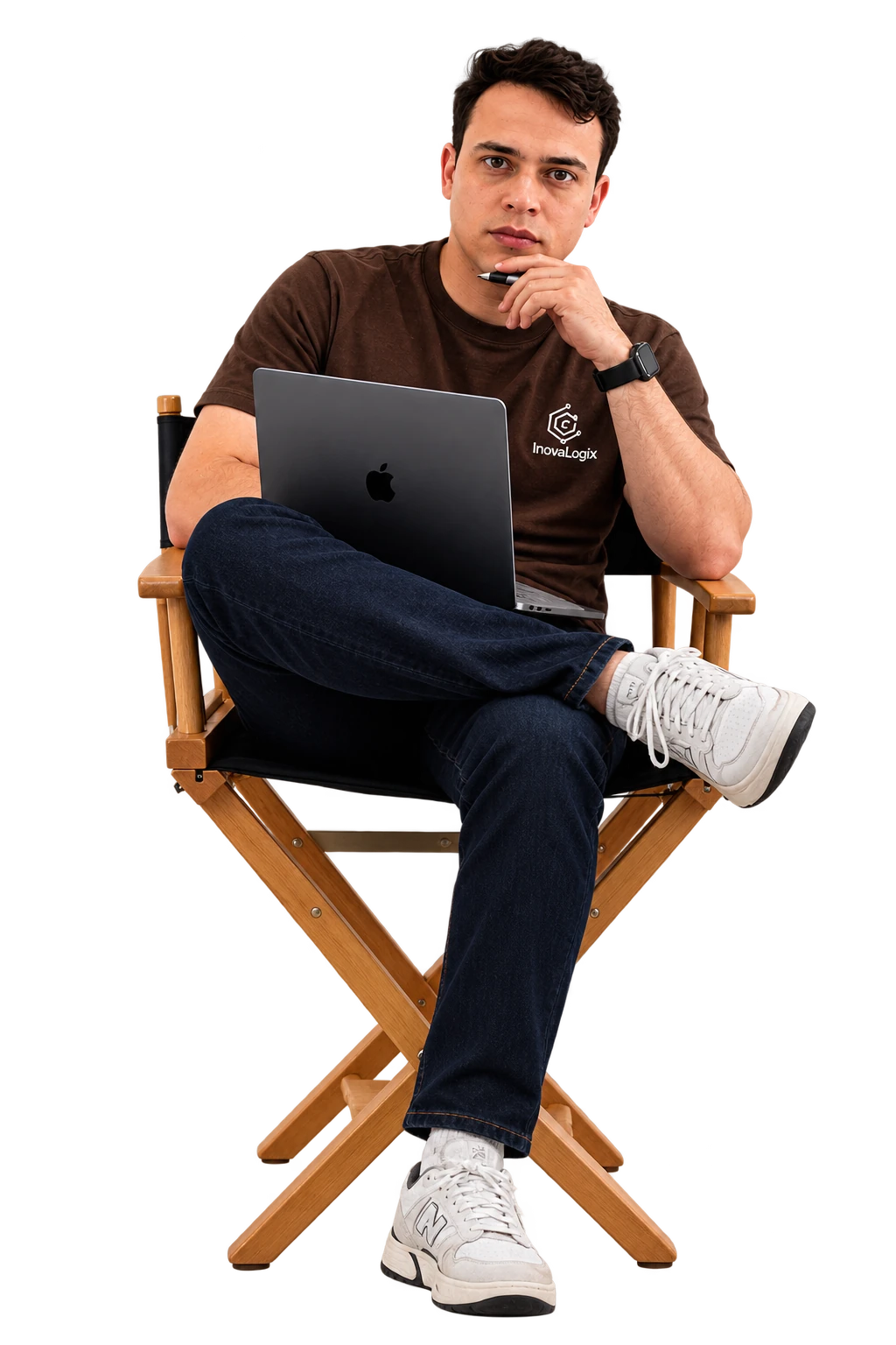 Tiago Pedroso sentado com notebook